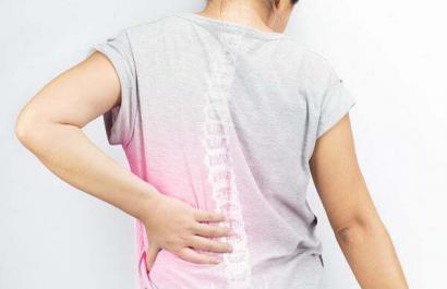 TRIỆU CHỨNG VÀ ĐIỀU TRỊ BỆNH VÔI HÓA CỘT SỐNG